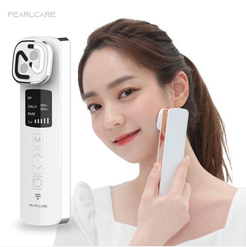 뷰티의 마법, 펄케어 RF 고주파마사지기로 얼굴 피부를 환하게 만들다.